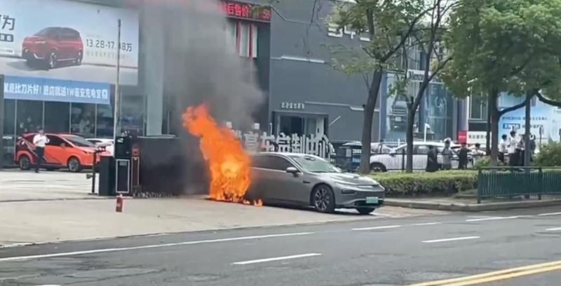 小鹏P7当街起火，网友：安全底线何在？