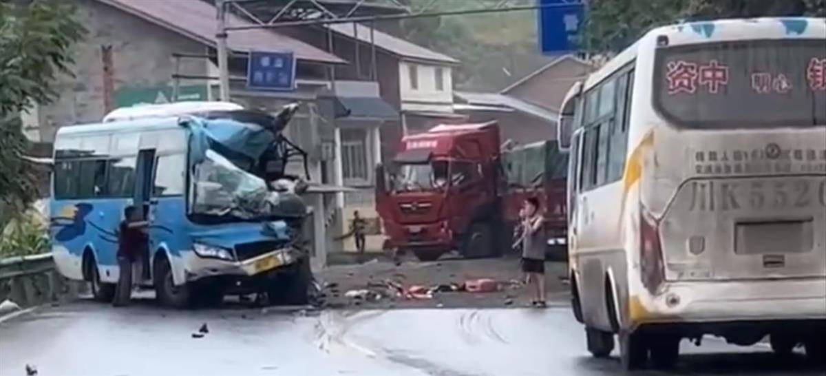 四川一客车与货车相撞 至少20多人受伤