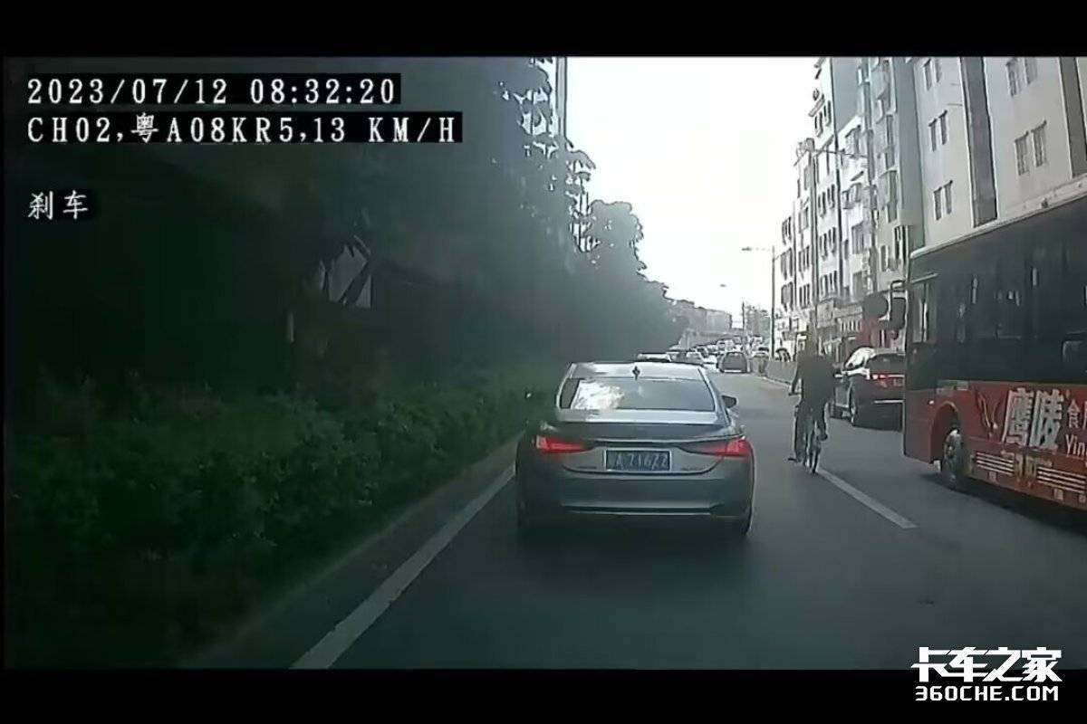 货车撞人！广州一货车与自行车发生碰撞
