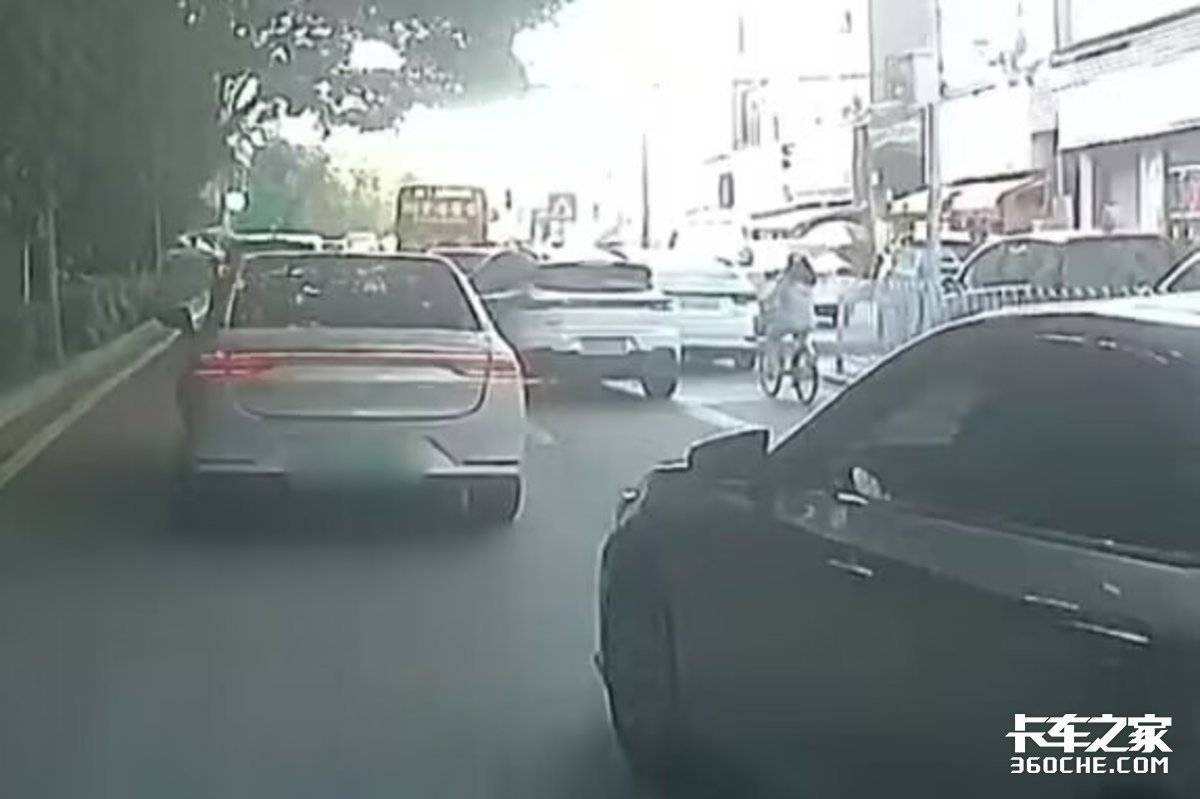 货车撞人！广州一货车与自行车发生碰撞