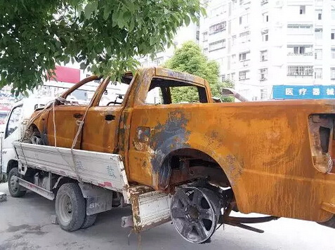 黄海皮卡车自燃成废铁 保险公司销售商拒赔